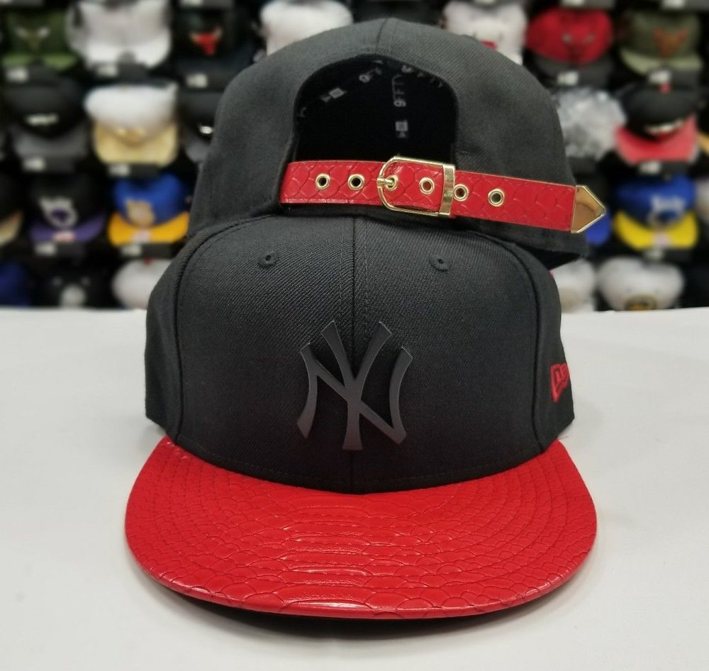 New Era 9Fifty MLB New York Yankee Black / Red Metal Badge Strapback Hat