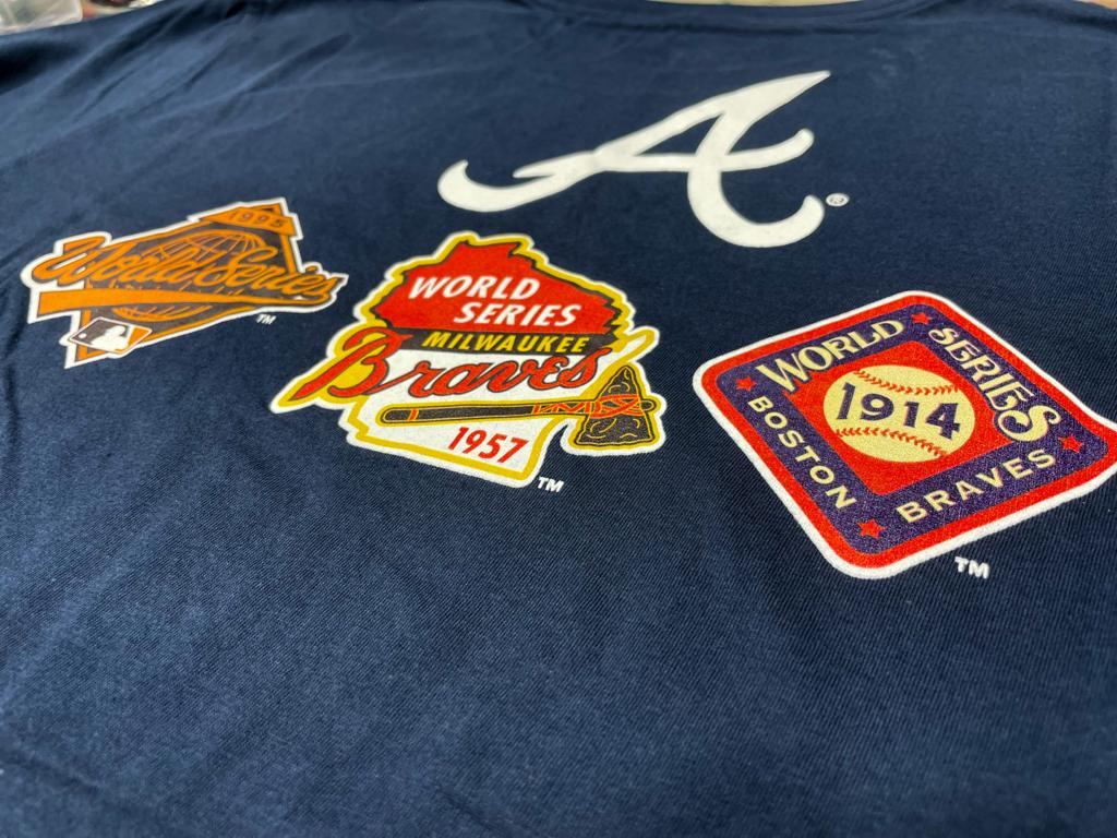 NAVY BLUE ATLANTA BRAVES 3X WORLD SERIES CHAMPIONS NEW ERA SHORT SLEEVE T-SHIRT