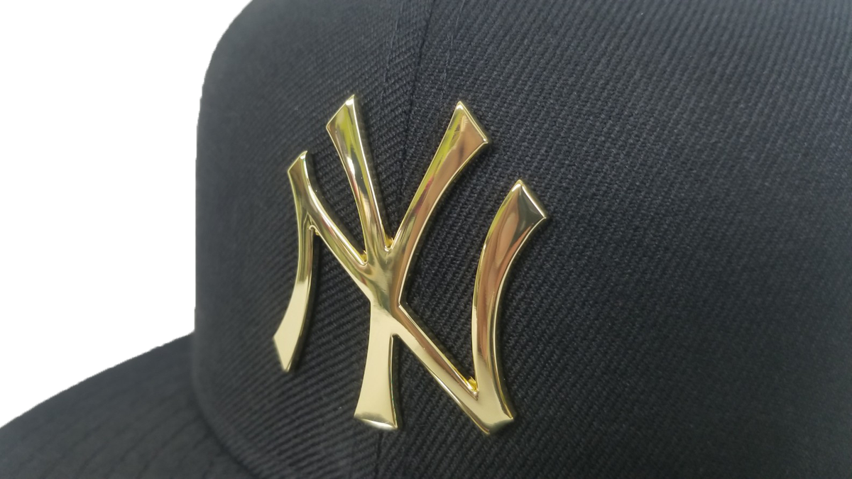 New Era Black New York Yankees Gold Metal Badge Snapback hat