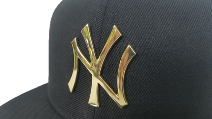 New Era Black New York Yankees Gold Metal Badge Snapback hat