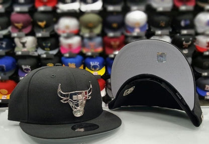 New Era NBA Silver Metal Badge Logo Black Chicago Bulls 9fifty snapback