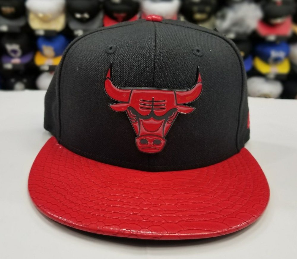 New Era 9Fifty NBA Chicago Bulls Black / Red Metal Badge Strapback Hat