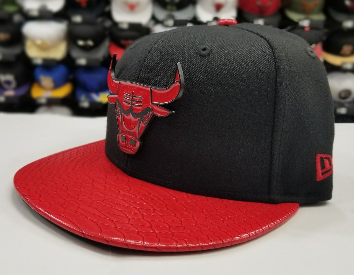 New Era 9Fifty NBA Chicago Bulls Black / Red Metal Badge Strapback Hat