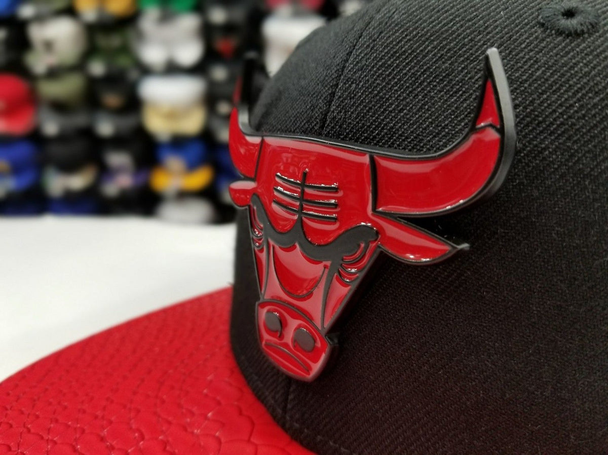 New Era 9Fifty NBA Chicago Bulls Black / Red Metal Badge Strapback Hat