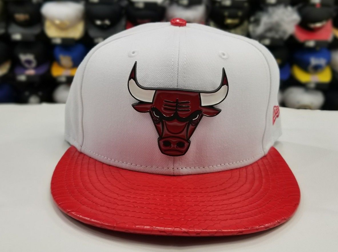 New Era 9Fifty NBA Chicago Bulls White / Red Metal Badge Strapback Hat