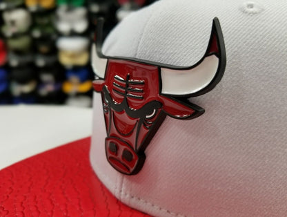 New Era 9Fifty NBA Chicago Bulls White / Red Metal Badge Strapback Hat