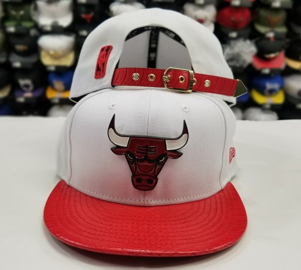 New Era 9Fifty NBA Chicago Bulls White / Red Metal Badge Strapback Hat