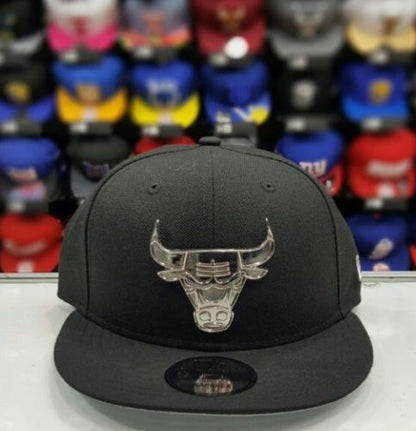 New Era NBA Silver Metal Badge Logo Black Chicago Bulls 9fifty snapback
