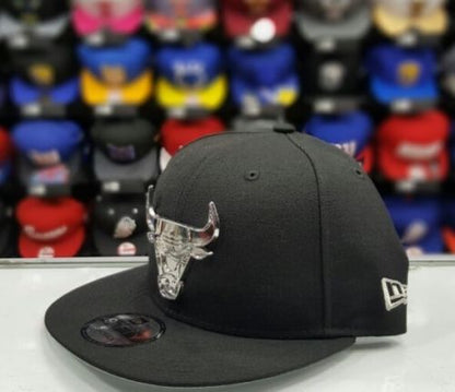 New Era NBA Silver Metal Badge Logo Black Chicago Bulls 9fifty snapback
